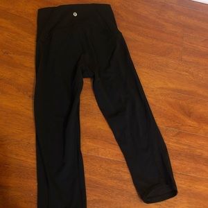 Cropped black lulu leggings w/mesh